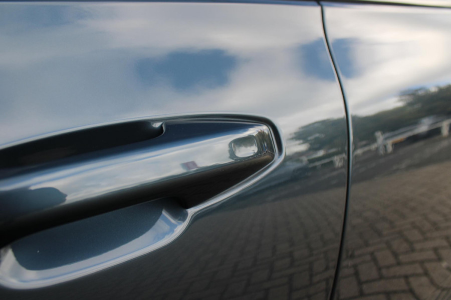 Volvo V60 2.0 B3 R-DESIGN 177PK MILD HYBRID AUTOMAAT 8 | PANORAMISCH SCHUIF/KANTELDAK | PREMIUM AUDIO BY HARMAN KARDON | 19" 5-TRIPPLE SPAAKS BLACK/DIAMAND CUT LICHTMETALEN VELGEN | BLINDSPOT INFOMATION SYSTEM (BLIS) | VERWARMDE VOORRUIT |VERWARMDE AQUABLADE RUITENWISSERBLADEN | PILOT ASSIST | APPLE CARPLAY / ANDROID AUTO | DODEHOEKDETECTIE |  ADAPTIEVE CRUISECONTROL | R-DESIGN BEKLEDING MET NAPPA LEDER I.C.M. OPEN GRID TEXTIEL | ELEKTRISCH VERSTELBARE CONTOUR STOELEN (SPORTSTOELEN) MET GEHEUGEN OP BEIDE VOORSTOELEN |VERWARMDE VOORSTOELEN EN ACHTERBANK | VERWARMD STUURWIEL | PAR