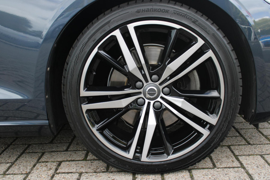 Volvo V60 2.0 B3 R-DESIGN 177PK MILD HYBRID AUTOMAAT 8 | PANORAMISCH SCHUIF/KANTELDAK | PREMIUM AUDIO BY HARMAN KARDON | 19" 5-TRIPPLE SPAAKS BLACK/DIAMAND CUT LICHTMETALEN VELGEN | BLINDSPOT INFOMATION SYSTEM (BLIS) | VERWARMDE VOORRUIT |VERWARMDE AQUABLADE RUITENWISSERBLADEN | PILOT ASSIST | APPLE CARPLAY / ANDROID AUTO | DODEHOEKDETECTIE |  ADAPTIEVE CRUISECONTROL | R-DESIGN BEKLEDING MET NAPPA LEDER I.C.M. OPEN GRID TEXTIEL | ELEKTRISCH VERSTELBARE CONTOUR STOELEN (SPORTSTOELEN) MET GEHEUGEN OP BEIDE VOORSTOELEN |VERWARMDE VOORSTOELEN EN ACHTERBANK | VERWARMD STUURWIEL | PAR