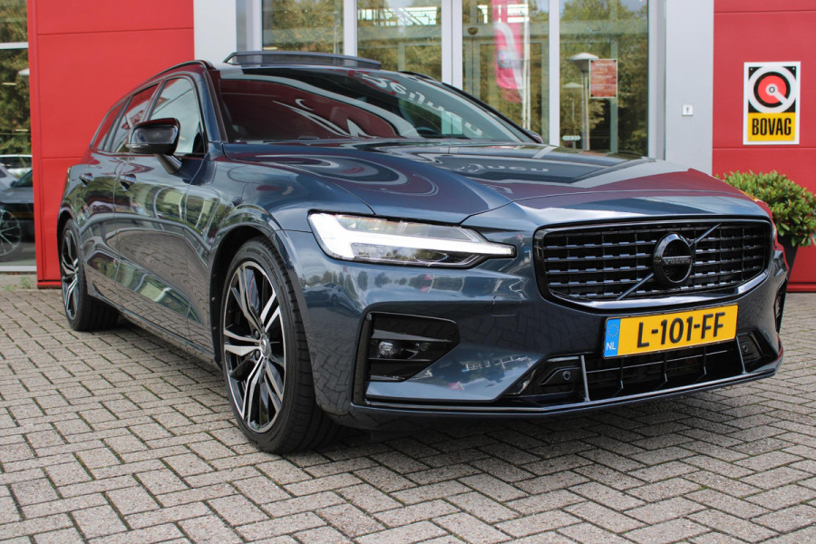Volvo V60 2.0 B3 R-DESIGN 177PK MILD HYBRID AUTOMAAT 8 | PANORAMISCH SCHUIF/KANTELDAK | PREMIUM AUDIO BY HARMAN KARDON | 19" 5-TRIPPLE SPAAKS BLACK/DIAMAND CUT LICHTMETALEN VELGEN | BLINDSPOT INFOMATION SYSTEM (BLIS) | VERWARMDE VOORRUIT |VERWARMDE AQUABLADE RUITENWISSERBLADEN | PILOT ASSIST | APPLE CARPLAY / ANDROID AUTO | DODEHOEKDETECTIE |  ADAPTIEVE CRUISECONTROL | R-DESIGN BEKLEDING MET NAPPA LEDER I.C.M. OPEN GRID TEXTIEL | ELEKTRISCH VERSTELBARE CONTOUR STOELEN (SPORTSTOELEN) MET GEHEUGEN OP BEIDE VOORSTOELEN |VERWARMDE VOORSTOELEN EN ACHTERBANK | VERWARMD STUURWIEL | PAR