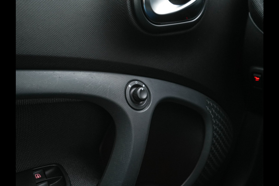 Smart Fortwo EQ Business Solution 18 kWh [ 3-Fase ] ( SOH-93%) Aut. *PANO | LUXURY-LEATHER | NAVI-FULLMAP | CAMERA | HEATED-COMFORTSEATS | AIRCO | CRUISE | AMBIENT-LIGHT | 15''ALU*