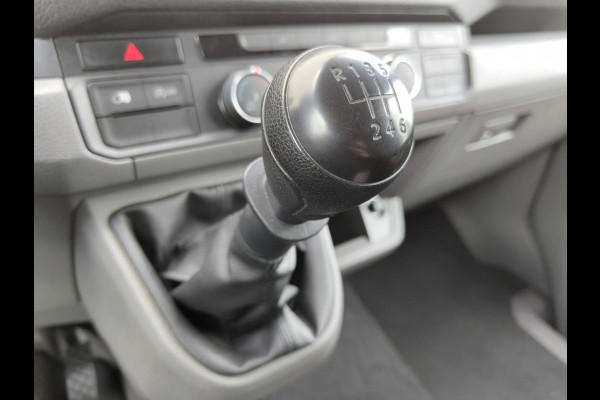 Volkswagen Crafter 30 2.0TDI L3H2 Airco Camera Navi Bluetooth EURO 6 Betonplex vloer Wandbekleding Schuifdeur Buro 2.500kg trekvermogen keurige bus!