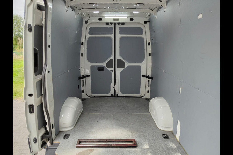 Volkswagen Crafter 30 2.0TDI L3H2 Airco Camera Navi Bluetooth EURO 6 Betonplex vloer Wandbekleding Schuifdeur Buro 2.500kg trekvermogen keurige bus!