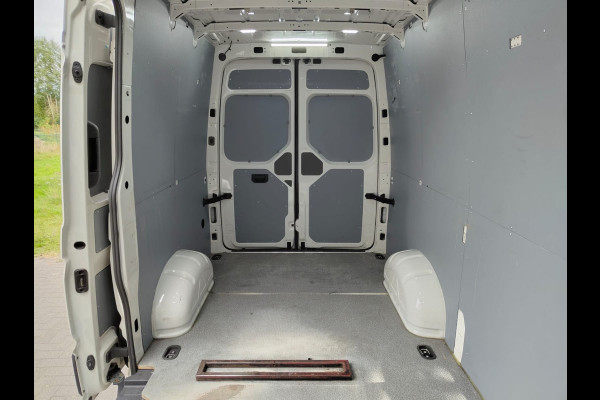 Volkswagen Crafter 30 2.0TDI L3H2 Airco Camera Navi Bluetooth EURO 6 Betonplex vloer Wandbekleding Schuifdeur Buro 2.500kg trekvermogen keurige bus!