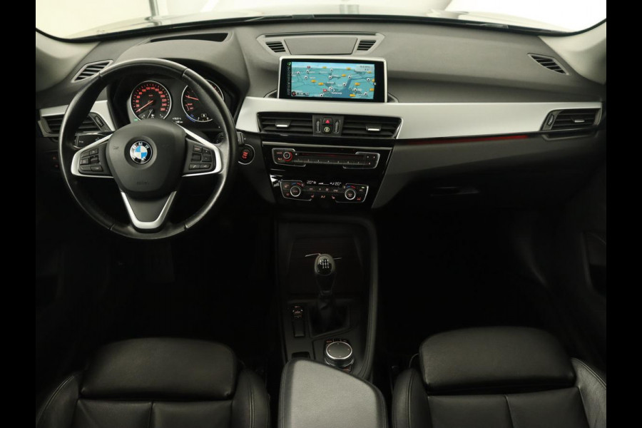 BMW X1 sDrive18i High Executive | Leder | Trekhaak | Harman/Kardon | Stoelverwarming | Head-Up | Full LED | Navigatie | Parkeerhulp | Climate control | Bluetooth