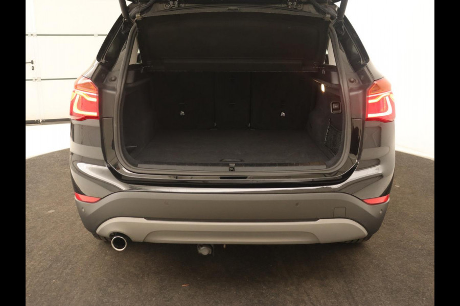 BMW X1 sDrive18i High Executive | Leder | Trekhaak | Harman/Kardon | Stoelverwarming | Head-Up | Full LED | Navigatie | Parkeerhulp | Climate control | Bluetooth