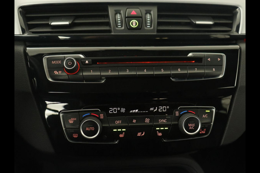 BMW X1 sDrive18i High Executive | Leder | Trekhaak | Harman/Kardon | Stoelverwarming | Head-Up | Full LED | Navigatie | Parkeerhulp | Climate control | Bluetooth