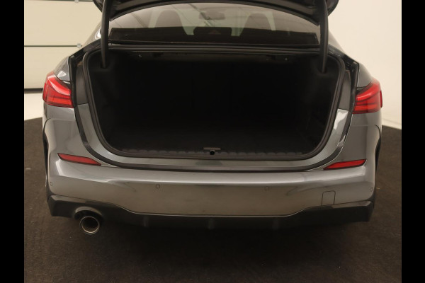 BMW 2 Serie 218i M Sport | Panoramadak | Sportstoelen | Leder | Camera | Carplay | Live Cockpit | Stoelverwarming | Getint glas | Navigatie | Climate control | Full LED