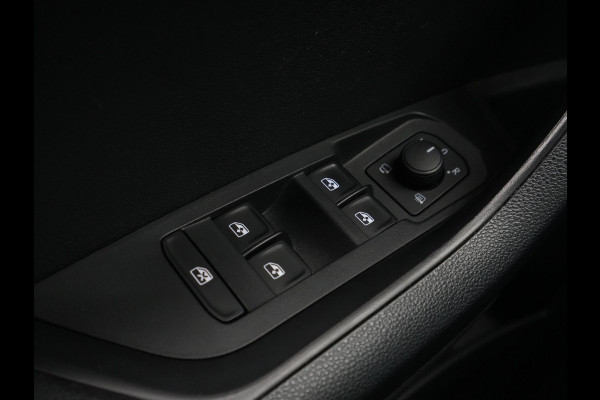 Škoda Karoq 1.5 TSI ACT 150pk DSG Sportline Business Navigatie CantonSound Stoelverwarming Camera Carplay Sideassist 199