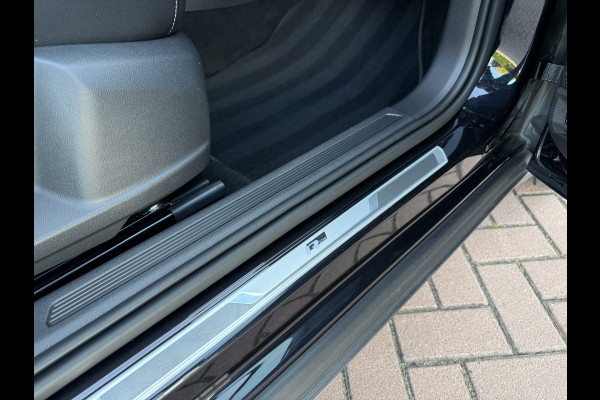 Volkswagen T-Cross 1.5 TSI 150pk DSG R-Line | Acc | Lane | Camera Volkswagen T-Cross 1.5 TSI 150pk DSG R-Line | Acc | Lane | Camera