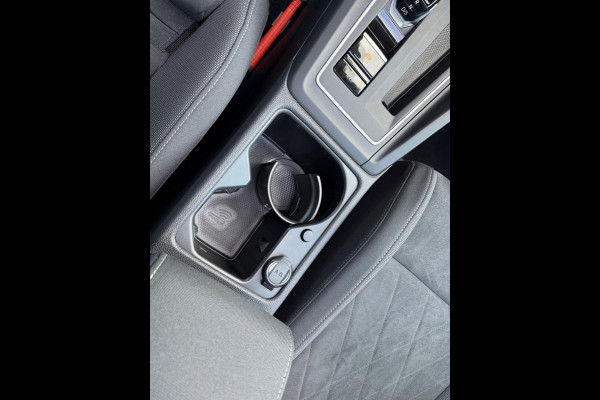 Volkswagen Golf 1.5 eTSI Style - Automaat - Pano/schuifdak - Navi - Camera - Org.NL