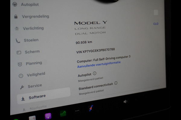 Tesla Model Y Long Range AWD 75kWh Warmtepomp  Autopilot FSD-Computer 3 Leder Pano-dak Elektr.Stuur+Stoel+Verwarmd Navi Ecc Premium Audio Keyl Camera's Elektr.AchterKlep Parkeer Assistent Sentry-Mode Privacyglas Bluetooth Dodehoek detector Connected services AMD-Ryzen Processor™ 1.600kg Trekvermogen Origineel Nederlandse Auto Garantie op Accu en Motor tot 20-01-2021 max. 192.000km