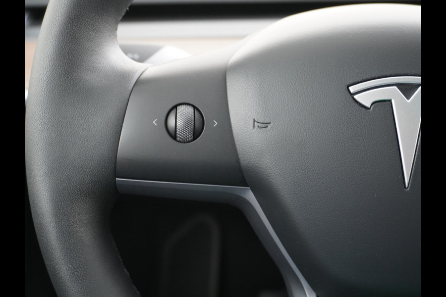Tesla Model Y Long Range AWD 75kWh Warmtepomp  Autopilot FSD-Computer 3 Leder Pano-dak Elektr.Stuur+Stoel+Verwarmd Navi Ecc Premium Audio Keyl Camera's Elektr.AchterKlep Parkeer Assistent Sentry-Mode Privacyglas Bluetooth Dodehoek detector Connected services AMD-Ryzen Processor™ 1.600kg Trekvermogen Origineel Nederlandse Auto Garantie op Accu en Motor tot 20-01-2021 max. 192.000km