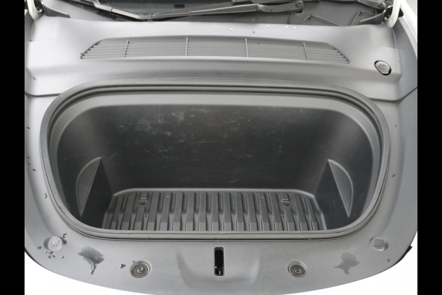 Tesla Model Y Long Range AWD 75kWh Warmtepomp  Autopilot FSD-Computer 3 Leder Pano-dak Elektr.Stuur+Stoel+Verwarmd Navi Ecc Premium Audio Keyl Camera's Elektr.AchterKlep Parkeer Assistent Sentry-Mode Privacyglas Bluetooth Dodehoek detector Connected services AMD-Ryzen Processor™ 1.600kg Trekvermogen Origineel Nederlandse Auto Garantie op Accu en Motor tot 20-01-2021 max. 192.000km