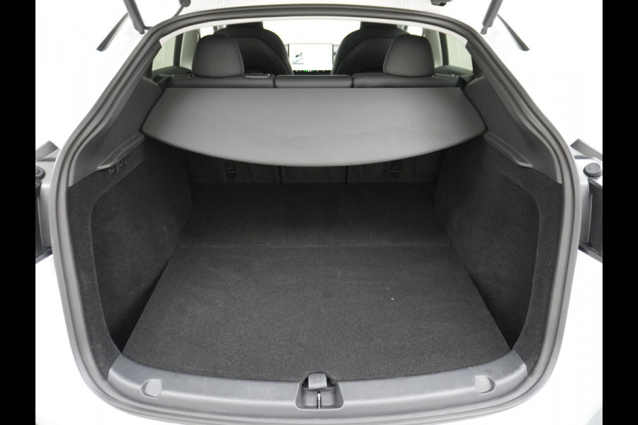 Tesla Model Y Long Range AWD 75kWh Warmtepomp  Autopilot FSD-Computer 3 Leder Pano-dak Elektr.Stuur+Stoel+Verwarmd Navi Ecc Premium Audio Keyl Camera's Elektr.AchterKlep Parkeer Assistent Sentry-Mode Privacyglas Bluetooth Dodehoek detector Connected services AMD-Ryzen Processor™ 1.600kg Trekvermogen Origineel Nederlandse Auto Garantie op Accu en Motor tot 20-01-2021 max. 192.000km