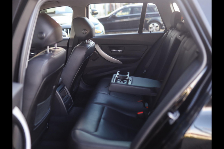 BMW 3 Serie Touring 318i Essential | BTW! | 19" LM | Leder | PDC | Stoelverw. | LED