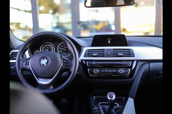 BMW 3 Serie Touring 318i Essential | BTW! | 19" LM | Leder | PDC | Stoelverw. | LED