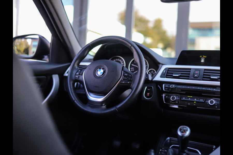 BMW 3 Serie Touring 318i Essential | BTW! | 19" LM | Leder | PDC | Stoelverw. | LED