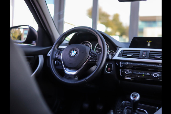 BMW 3 Serie Touring 318i Essential | BTW! | 19" LM | Leder | PDC | Stoelverw. | LED