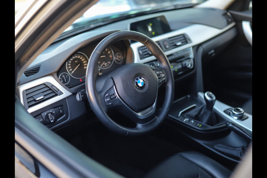 BMW 3 Serie Touring 318i Essential | BTW! | 19" LM | Leder | PDC | Stoelverw. | LED