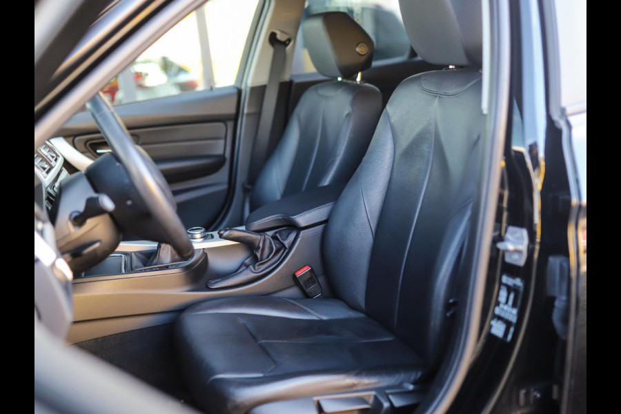 BMW 3 Serie Touring 318i Essential | BTW! | 19" LM | Leder | PDC | Stoelverw. | LED