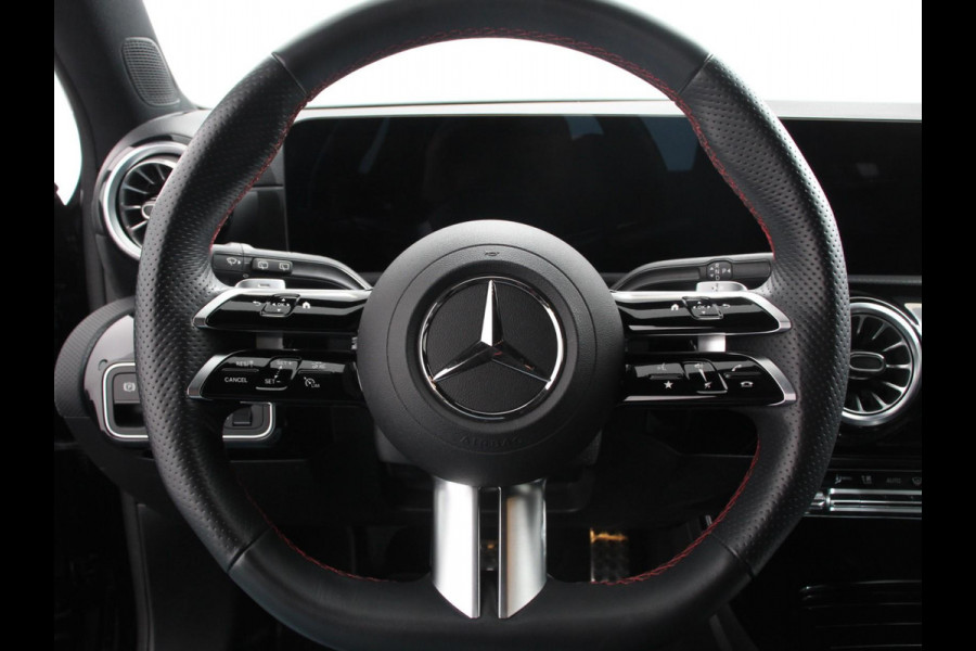 Mercedes-Benz A-Klasse 200 Automaat AMG Line | Navigatie | Climate control | Camera | Parkeer sensoren | Half Lederen Bekleding | Led  | Cruise Control adaptive | LM Velgen | Dab | Led