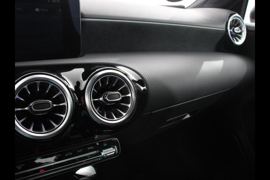 Mercedes-Benz A-Klasse 200 Automaat AMG Line | Navigatie | Climate control | Camera | Parkeer sensoren | Half Lederen Bekleding | Led  | Cruise Control adaptive | LM Velgen | Dab | Led