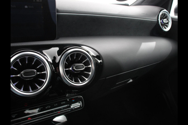 Mercedes-Benz A-Klasse 200 Automaat AMG Line | Navigatie | Climate control | Camera | Parkeer sensoren | Half Lederen Bekleding | Led  | Cruise Control adaptive | LM Velgen | Dab | Led