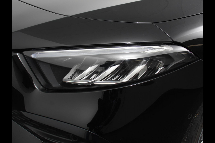 Mercedes-Benz A-Klasse 200 Automaat AMG Line | Navigatie | Climate control | Camera | Parkeer sensoren | Half Lederen Bekleding | Led  | Cruise Control adaptive | LM Velgen | Dab | Led