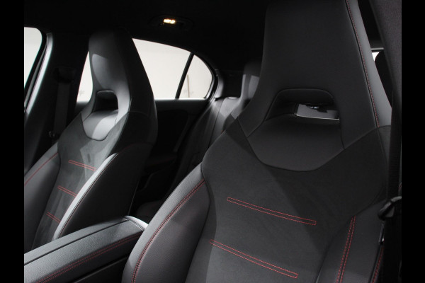 Mercedes-Benz A-Klasse 200 Automaat AMG Line | Navigatie | Climate control | Camera | Parkeer sensoren | Half Lederen Bekleding | Led  | Cruise Control adaptive | LM Velgen | Dab | Led
