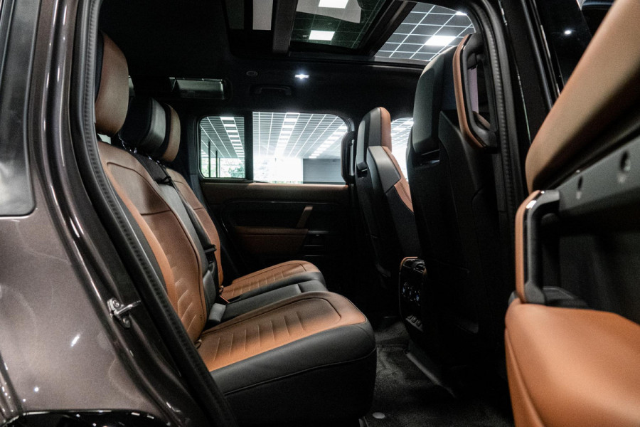 Land Rover Defender 110 4.4 P635 Octa Edition One *Meridian / Panorama / Wellness-seats / HUD / Surround-view / Soft-Close*