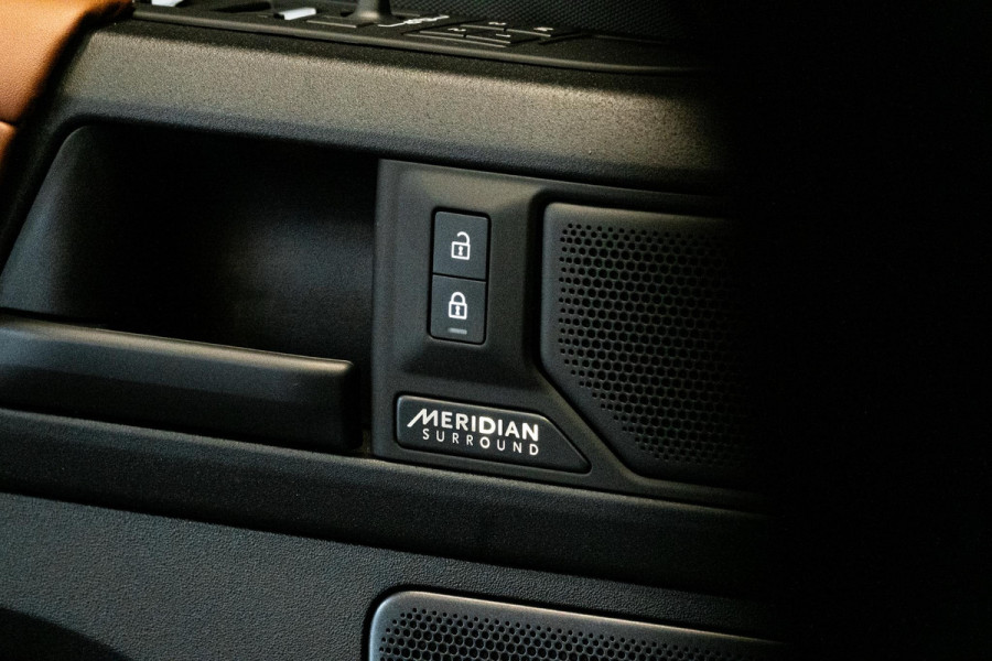 Land Rover Defender 110 4.4 P635 Octa Edition One *Meridian / Panorama / Wellness-seats / HUD / Surround-view / Soft-Close*
