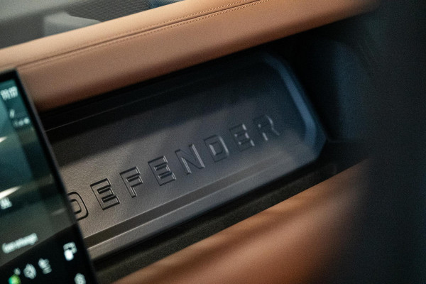 Land Rover Defender 110 4.4 P635 Octa Edition One *Meridian / Panorama / Wellness-seats / HUD / Surround-view / Soft-Close*