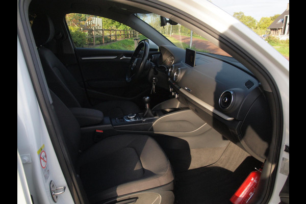 Audi A3 Limousine 35 TFSI CoD Pro Line | 19 Inch | Navigatie | Privacy glas |