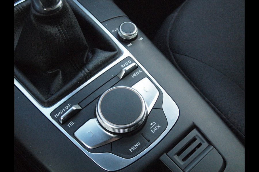 Audi A3 Limousine 35 TFSI CoD Pro Line | 19 Inch | Navigatie | Privacy glas |