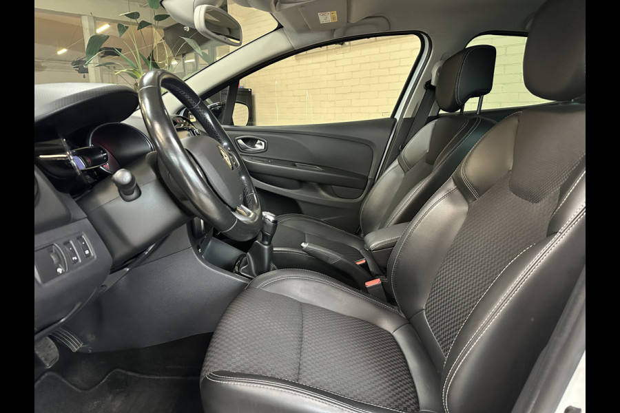 Renault Clio 0.9 TCe 90pk Intens | Navi | Camera | 17" | PDC | Led | Stoelverwarming | Keurig netjes onderhouden!