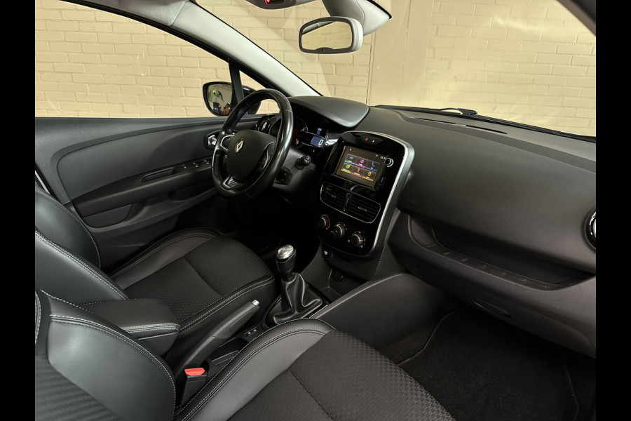 Renault Clio 0.9 TCe 90pk Intens | Navi | Camera | 17" | PDC | Led | Stoelverwarming | Keurig netjes onderhouden!