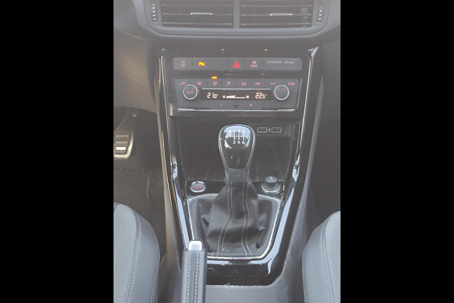 Volkswagen T-Cross 1.0 TSI Style Furtial Cockpit Staat in Hardenberg Volkswagen T-Cross 1.0 TSI Style Furtial Cockpit Staat in Hardenberg