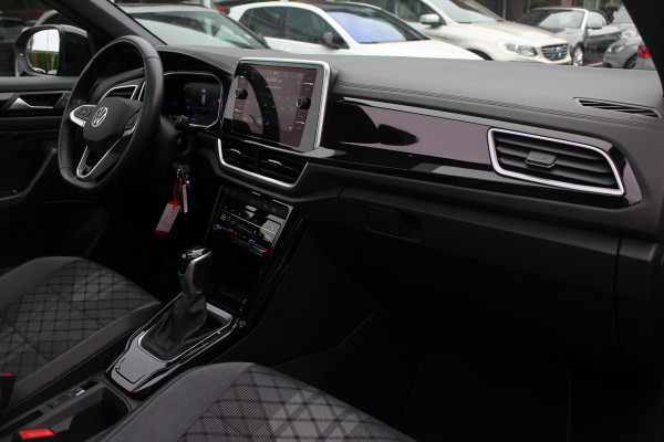 Volkswagen T-Roc 1.5 TSI R-Line Business / Panoramadak / Camera / Navigatie / Blackpack / 19'' / DAB / Stoelverwarming / ACC