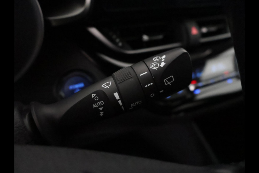 Toyota C-HR 1.8 Hybrid Dynamic Navi. GARANTIE TOT 08-2028! . AFNEEMBARE TREKHAAK. ADAPTIEVE CRUISE CONTROL. PARKEERSENSOREN VOOR & ACHTER.