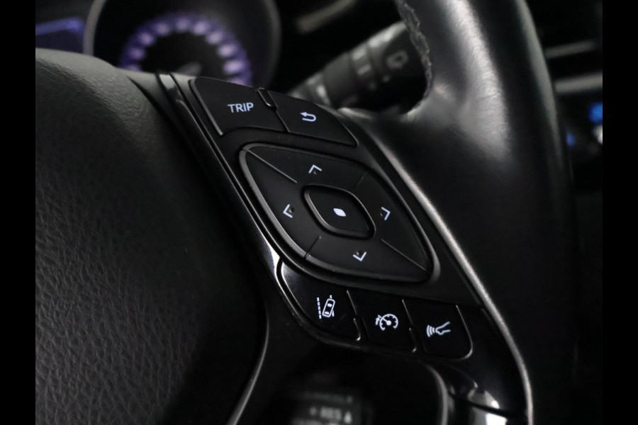 Toyota C-HR 1.8 Hybrid Dynamic Navi. GARANTIE TOT 08-2028! . AFNEEMBARE TREKHAAK. ADAPTIEVE CRUISE CONTROL. PARKEERSENSOREN VOOR & ACHTER.