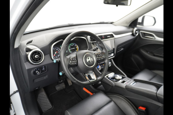 MG MG ZS GERSERVEERD EV Luxury 45kWh Leer+elektr. Pano-dak Adaptive-Cr. Camera Navi Airco Apple Carplay Android Auto Stoelverwarming Lmv 17" DAB+ MG Pilot Lane Assist Bluetooth Led 1e Eigenaar Origineel Nederlandse Auto