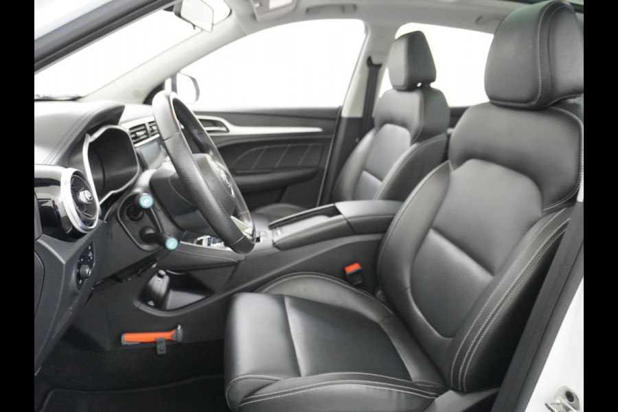 MG MG ZS GERSERVEERD EV Luxury 45kWh Leer+elektr. Pano-dak Adaptive-Cr. Camera Navi Airco Apple Carplay Android Auto Stoelverwarming Lmv 17" DAB+ MG Pilot Lane Assist Bluetooth Led 1e Eigenaar Origineel Nederlandse Auto