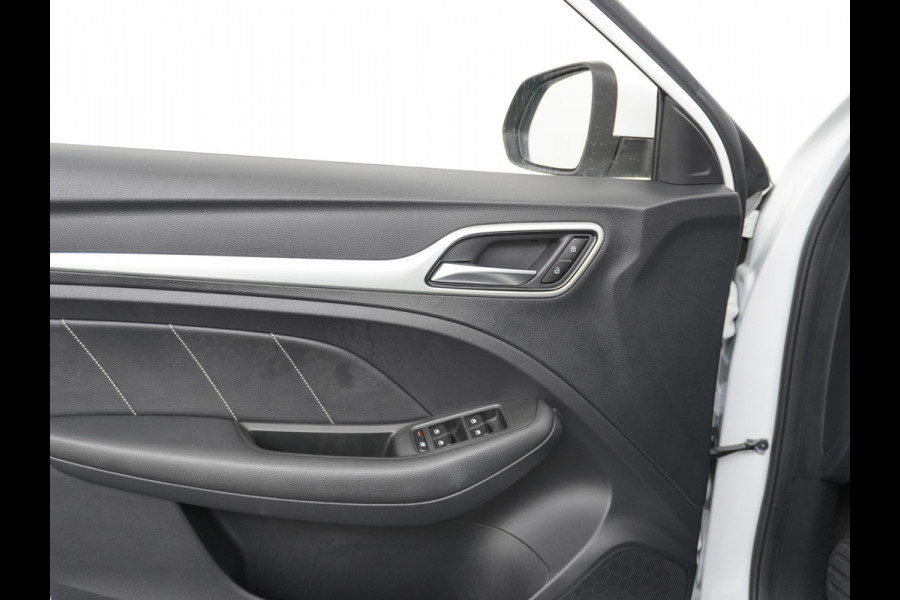 MG MG ZS GERSERVEERD EV Luxury 45kWh Leer+elektr. Pano-dak Adaptive-Cr. Camera Navi Airco Apple Carplay Android Auto Stoelverwarming Lmv 17" DAB+ MG Pilot Lane Assist Bluetooth Led 1e Eigenaar Origineel Nederlandse Auto