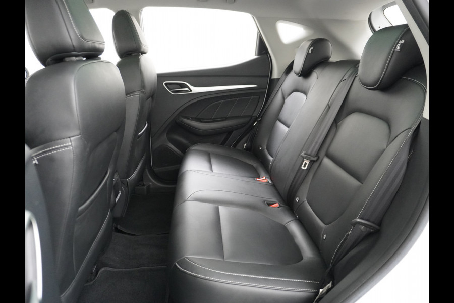 MG MG ZS GERSERVEERD EV Luxury 45kWh Leer+elektr. Pano-dak Adaptive-Cr. Camera Navi Airco Apple Carplay Android Auto Stoelverwarming Lmv 17" DAB+ MG Pilot Lane Assist Bluetooth Led 1e Eigenaar Origineel Nederlandse Auto