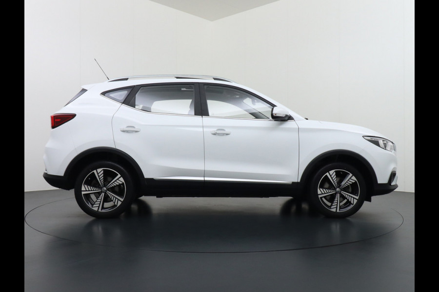 MG MG ZS GERSERVEERD EV Luxury 45kWh Leer+elektr. Pano-dak Adaptive-Cr. Camera Navi Airco Apple Carplay Android Auto Stoelverwarming Lmv 17" DAB+ MG Pilot Lane Assist Bluetooth Led 1e Eigenaar Origineel Nederlandse Auto