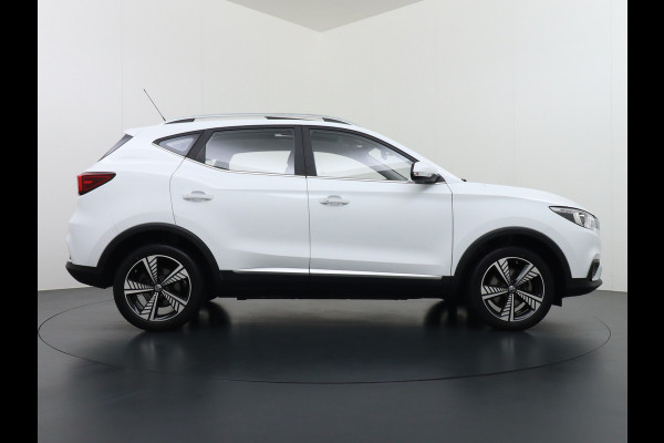 MG MG ZS GERSERVEERD EV Luxury 45kWh Leer+elektr. Pano-dak Adaptive-Cr. Camera Navi Airco Apple Carplay Android Auto Stoelverwarming Lmv 17" DAB+ MG Pilot Lane Assist Bluetooth Led 1e Eigenaar Origineel Nederlandse Auto