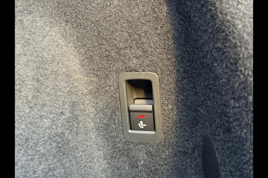 Audi Q3 40 TFSI quattro S Line Automaat | Leren bekleding | Stoelverwarming | Climate control | Cruise control | Lane assist & dode hoek Audi Q3 40 TFSI quattro S Line Automaat | Leren bekleding | Stoelverwarming | Climate control | Cruise control | Lane assist & dode hoek