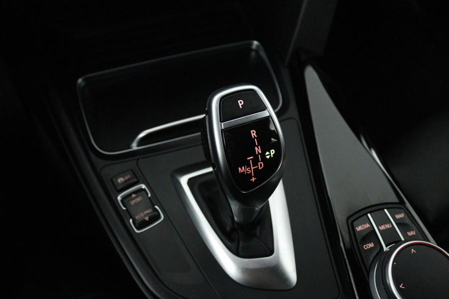 BMW 3-serie 320i High Executive (GROOT-NAVIGATIE, ELEKT. WEGKLAPBARE TREKHAAK, STOELVERWARMING, DEALER ONDERHOUDEN)