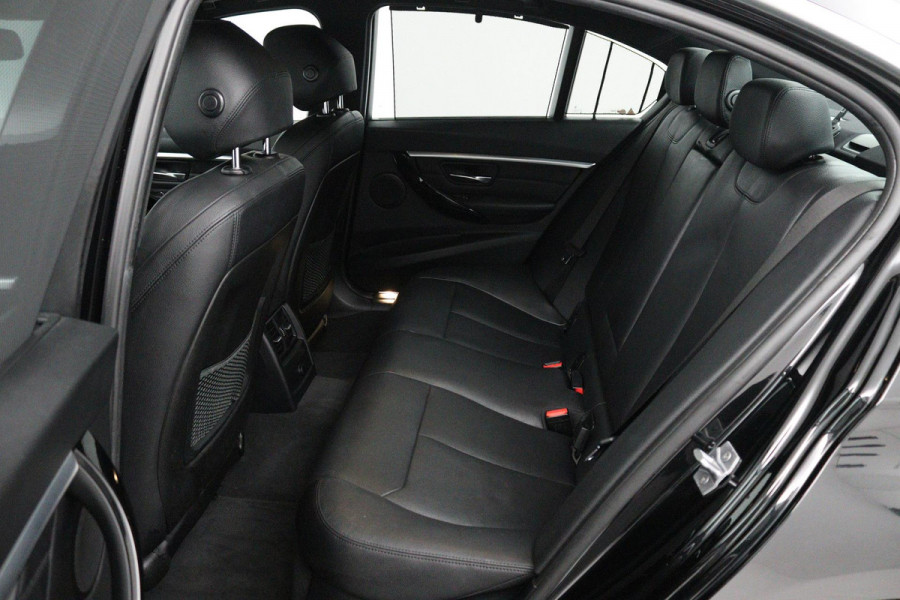 BMW 3-serie 320i High Executive (GROOT-NAVIGATIE, ELEKT. WEGKLAPBARE TREKHAAK, STOELVERWARMING, DEALER ONDERHOUDEN)