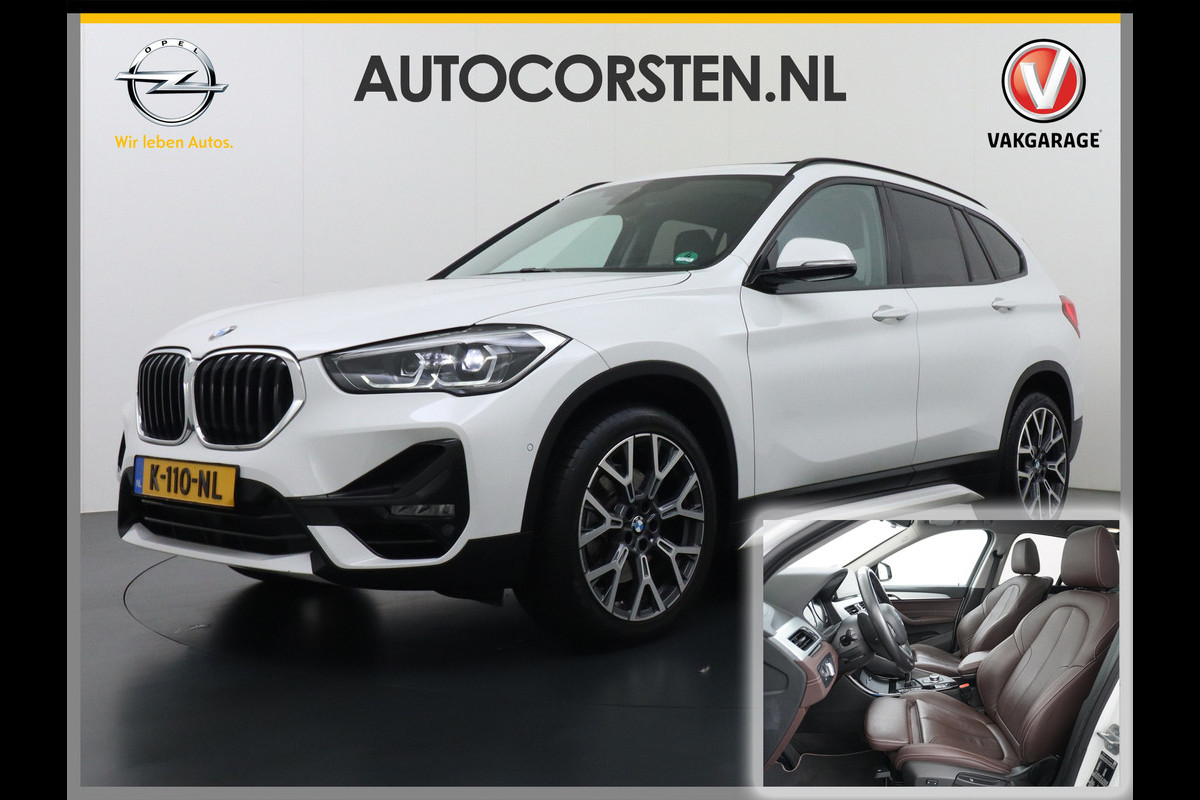 BMW X1 sDrive20i 192pk AUT-7 Sport/ Leer Pano-dak LED PDC-a+v Trekhaak Camera Navi-Pro Connected-Drive Dual-Ecc Cruise Control High Exe Keyless Stoelverwarming Led Elek.Achterklep Privacy Glas Mooie complete auto! 1800 kg trekvermogen!